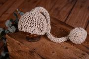 Bonnet en laine long avec un pompon blanc écru