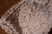 Berretto di lana lungo con pon pon bianco sporco