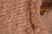 Kleine geflochtene Decke in helle Kamelfarbe