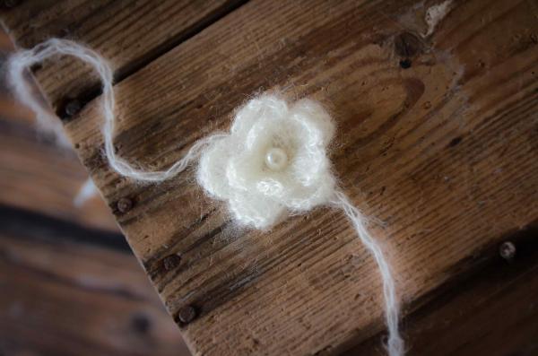 Haarreif aus Angora mit Perle - weiß