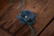 Diadema de angora con perla azul marino