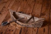 Barca rústica marrón con remos