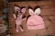 Berretto con orecchiette da coniglio e peluche rosa