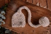 Bonnet en laine long avec un pompon blanc écru
