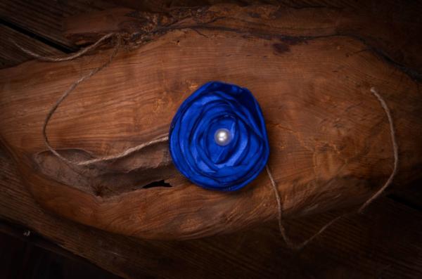 Diadema con flor azul marino