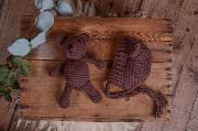 Set de gorrito y peluche de oso marrón oscuro