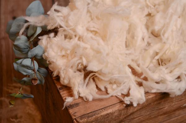 White loose wool