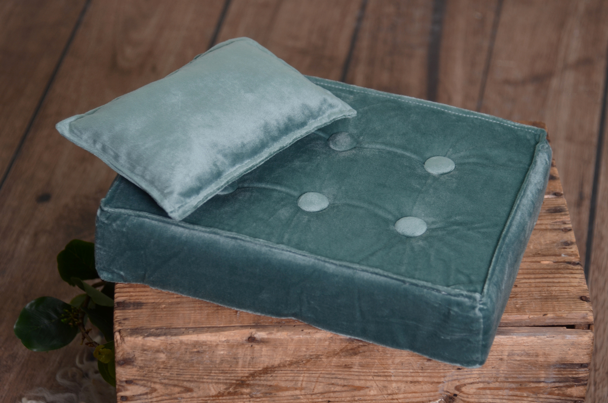 Bottle green mattress and pillow set