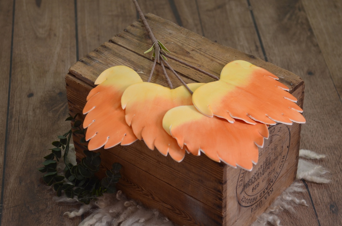 Orange und gelber vierblättriger Stab