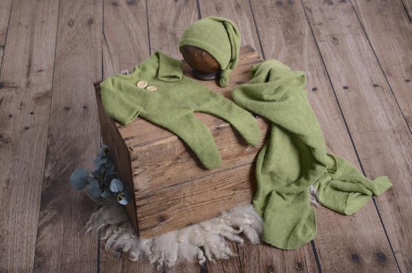 Green stitch pyjamas, hat, and wrap set