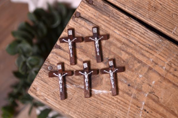 Pack of five small crosses