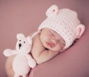 Set de bonnet et d'ours en peluche rose bébé
