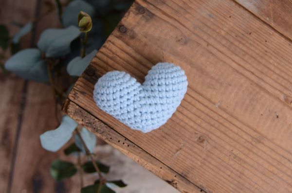 Corazón de crochet celeste