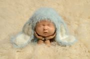 Bonnet avec oreilles lapin à poils bleu bébé