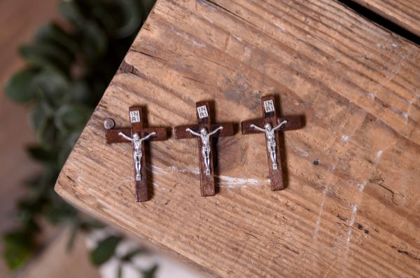 Pack of three small crosses