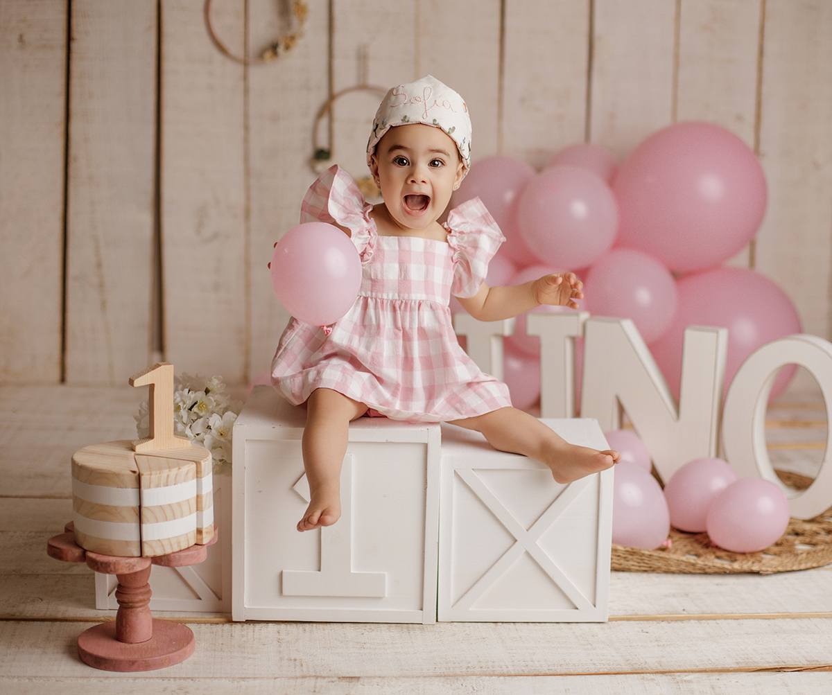 Set of three white stacking cubes