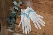 Weiße Handschuhe mit Schleife in Aquagrün