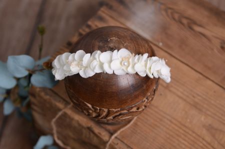 White flower headdress in rope