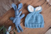 Mütze mit Kaninchen Öhrchen und Plüschtier in Blau
