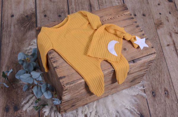 Conjunto pijama y gorro de punto mostaza