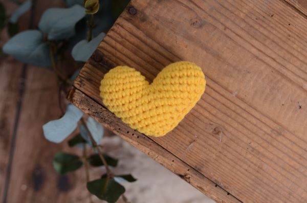 Cœur en crochet jaune