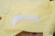Set Pyjama und Mütze aus Strickstoff in Gelb