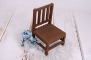 Kleiner Stuhl in Braun