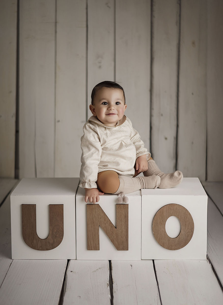 Set of three white uno-dos cubes