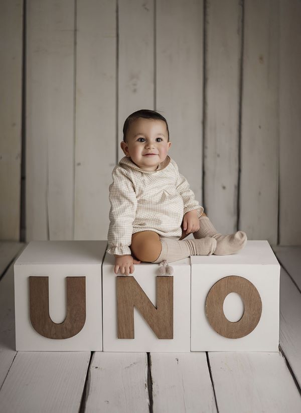 Set of three white uno-dos cubes