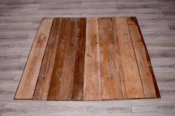 Sol rustique en planches en bois bicolore