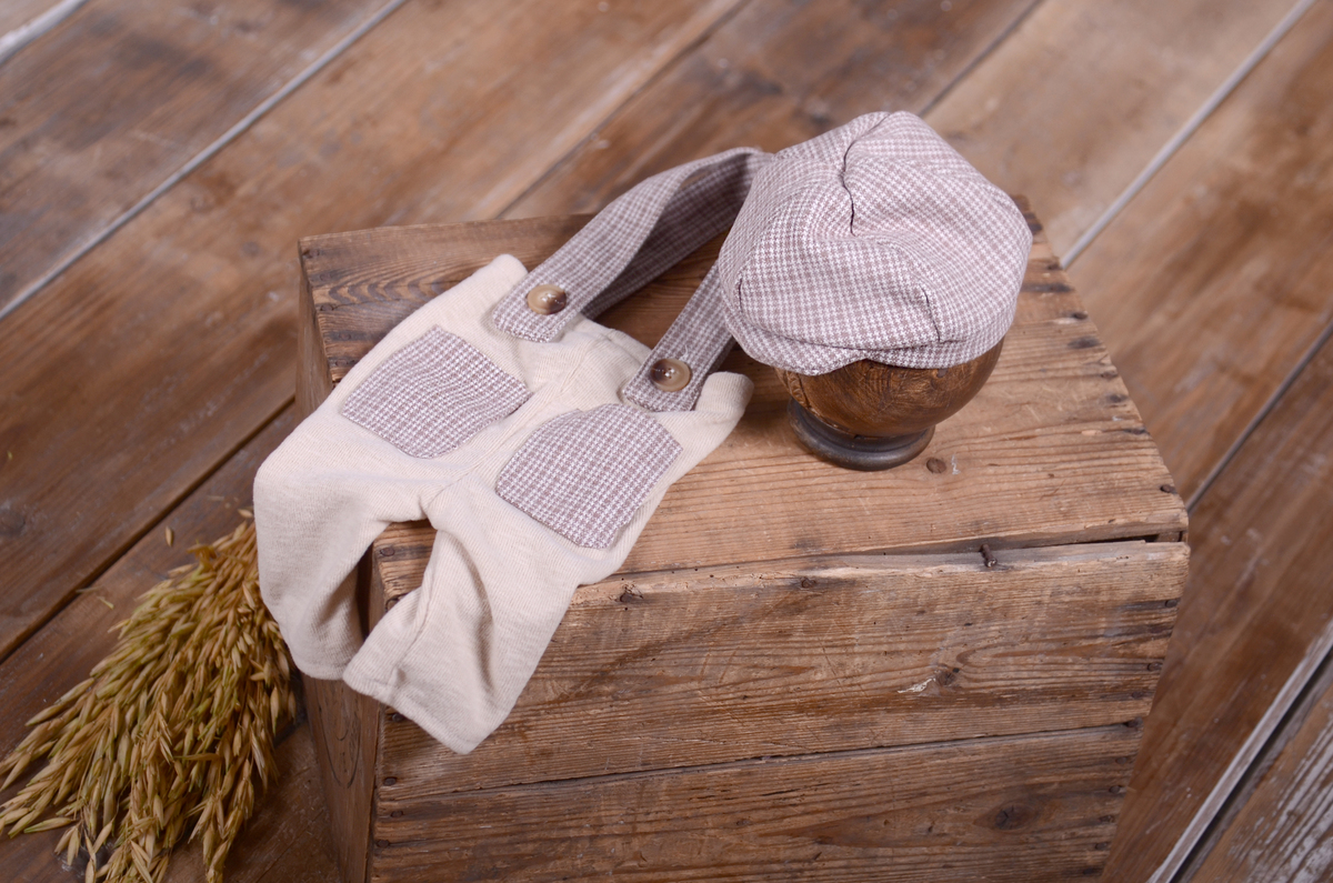 Conjunto de peto y gorra beige