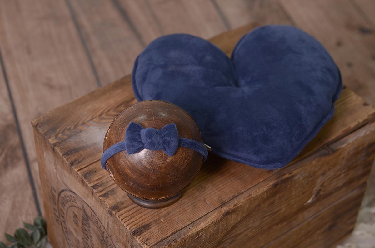 Blue headdress and pillow set