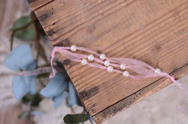 Diadema de organza con perlas rosa