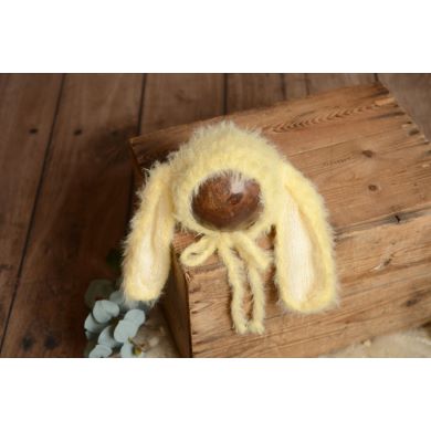 Mütze mit Kaninchenohren aus Pelzstoff in Gelb