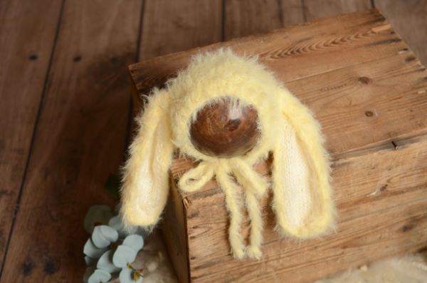 Bonnet avec oreilles lapin à poils jaune