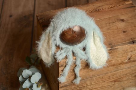 Mütze mit Kaninchenohren aus Pelzstoff in Babyblau