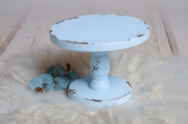 Blue stand for cakes