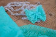 Wrap aus Netzgewebe und Haarreif in Türkisblau