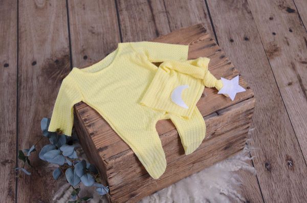 Conjunto pijama y gorro de punto amarillo