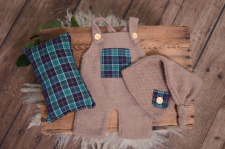 Conjunto de peto, gorro y cojín caqui