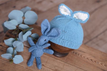 Mütze mit Kaninchen Öhrchen und Plüschtier in Blau