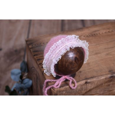 Bonnet en mohair avec dentelle rose