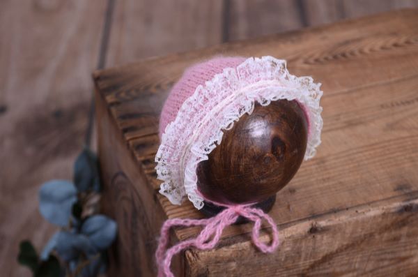 Bonnet en mohair avec dentelle rose