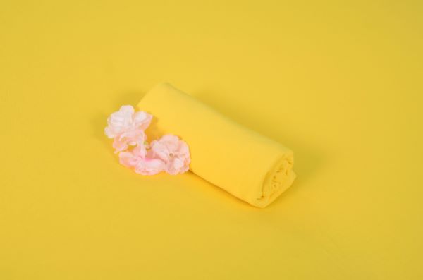 Tissu lisse jaune