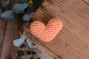 Corazón de crochet melocotón