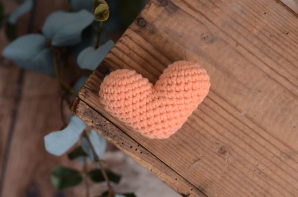 Corazón de crochet melocotón