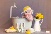 Gorro de baño para bebé amarillo y blanco