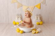 Gorro de baño para bebé amarillo y blanco