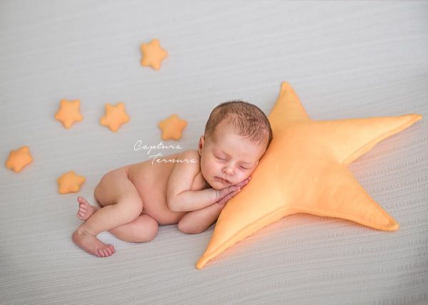 Yellow pillow and stars set