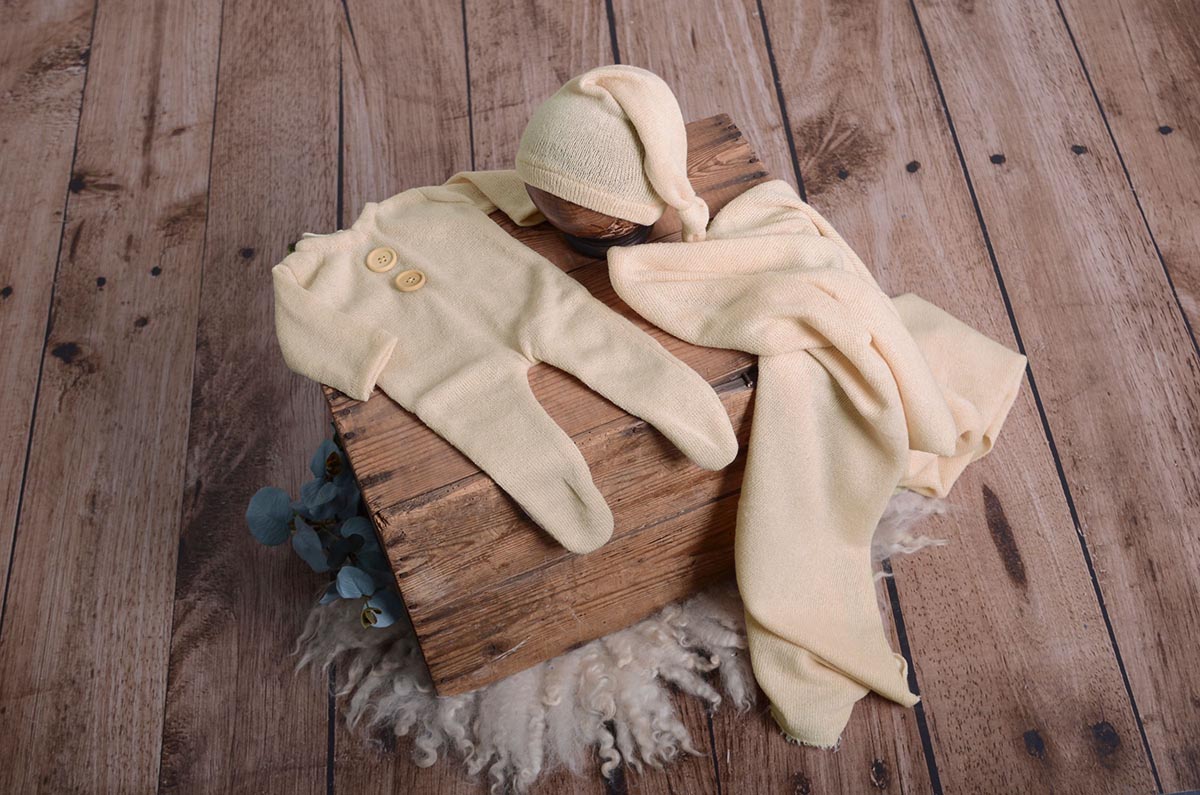 Set de wrap, gorro y pijama de punto beige